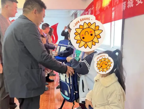 城区民政局组织开展孤困儿童心理关爱活动
