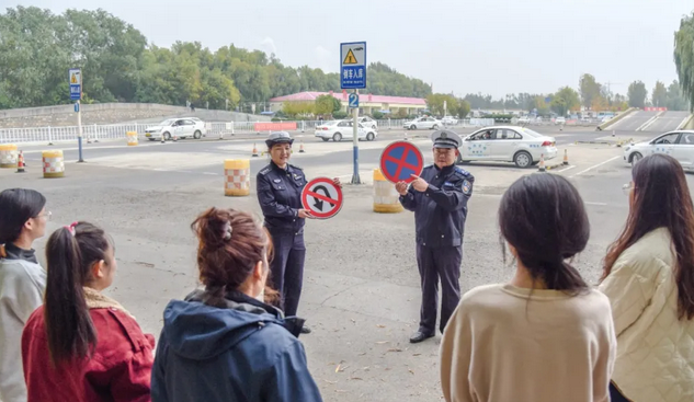 薛城交警进驾校 把好安全驾驶“第一关”