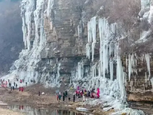 枣庄市山亭区岩底村山崖的冰挂形体各异，像是大自然用冰雪精心雕琢的艺术品