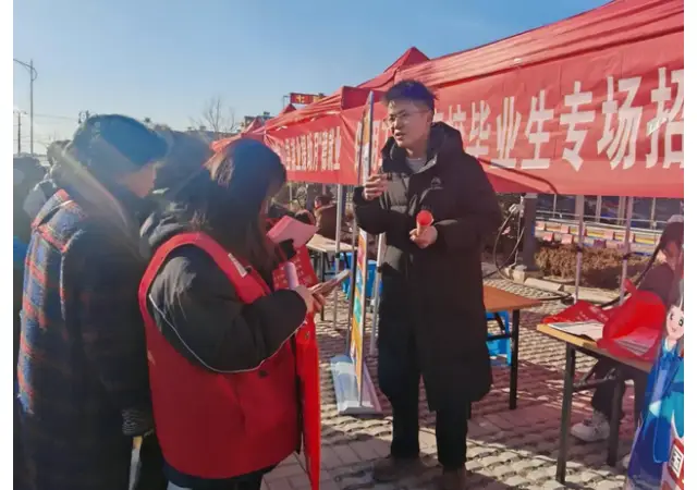 微山县举办就业援助月“稳就业、保用工”暨高校毕业生专场招聘会