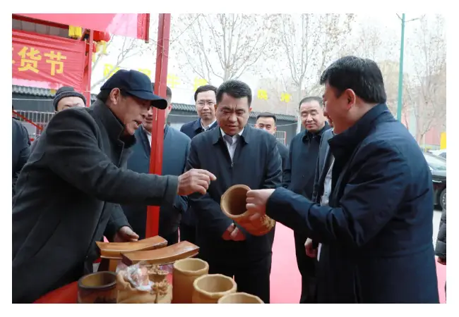 薛城区委书记巴海峰走访慰问老干部、调研市场供应及安全生产工作