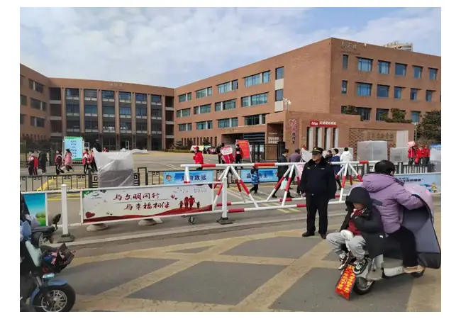 薛城区综合行政执法局开展春季开学校园周边护学行动
