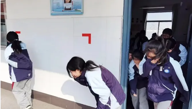 枣庄市第五中学（初中部）开展消防疏散逃生演练活动