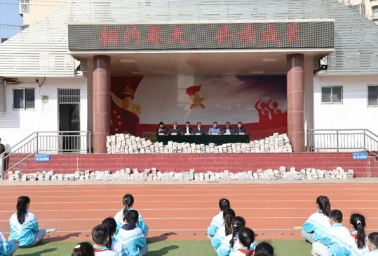 枣庄市立新小学与山亭区第五实验学校联合举办“相约春天 共读成长”图书捐赠活动 