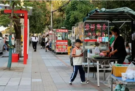 微山县设置“潮汐摊区”实现市容与民生双频共振