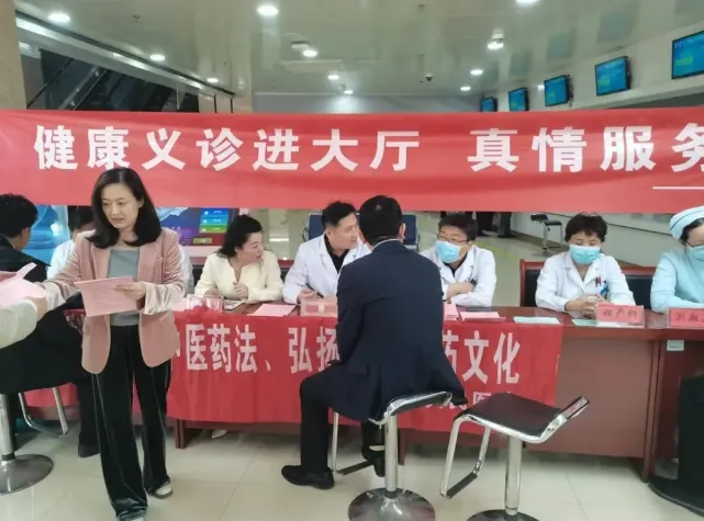 薛城区开展“健康义诊进大厅”活动 便民服务再升级