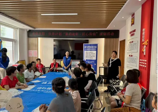 枣庄薛城：“墨韵流彩落扇间，青伴夕阳暖人心”—常兴社区老人漆扇体验活动